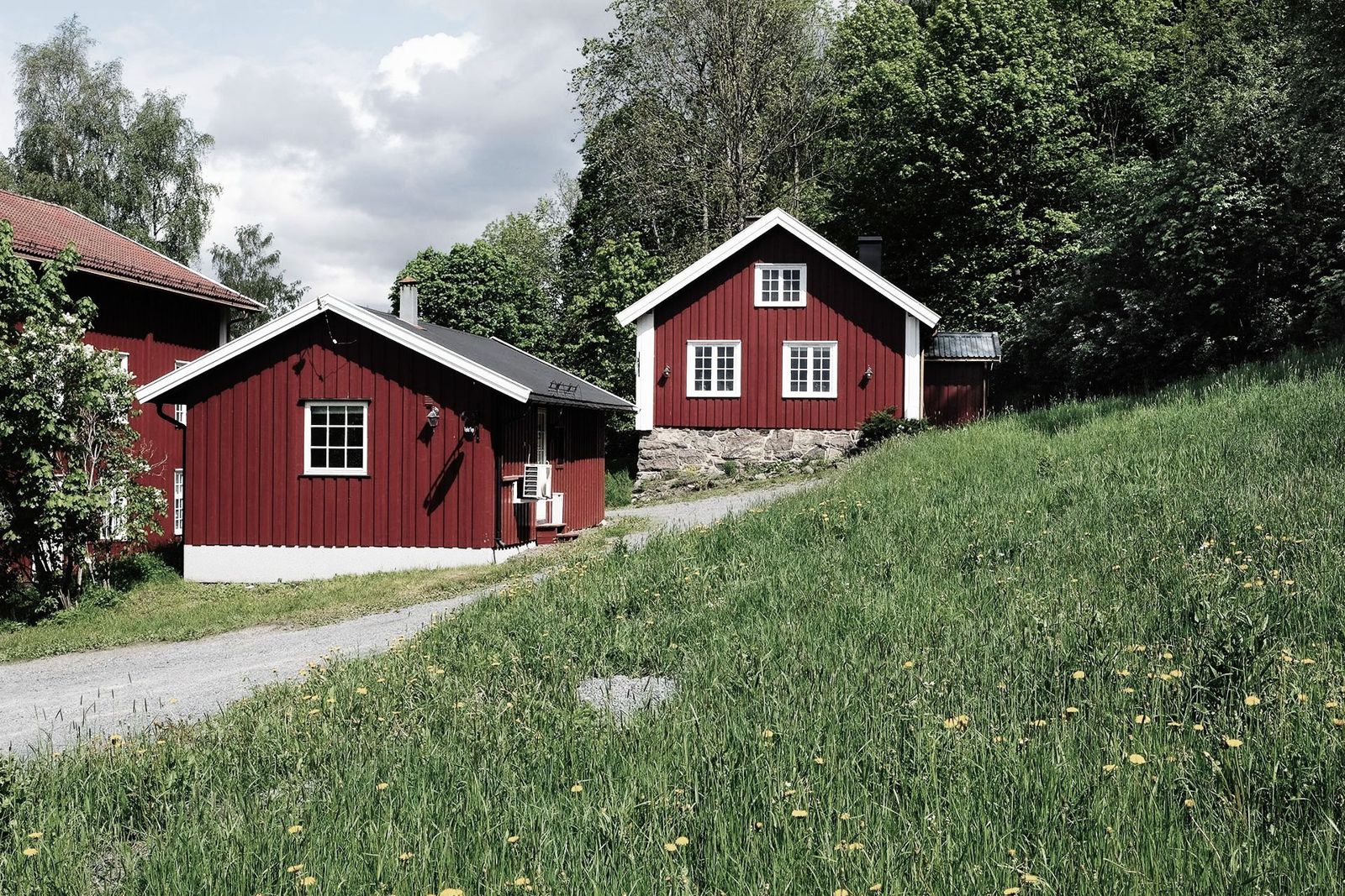 Røde trehus ved handelsstedet Bærums Verk en sommerdag